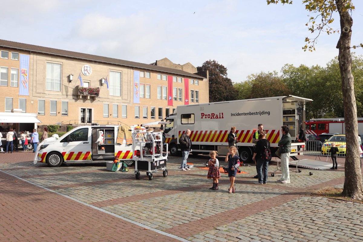 Medewerkers van de Incidenten bestrijding van ProRail waren aanwezig op de 112-dag in Oosterbeek. Mooie voertuigen gevuld met modern materieel. Onze reportage volgt. 

Tags: #ProRail #Incidentenbestrijding #Incidentenbestrijders #Oosterbeek #Treinennieuws #OVnieuws #Treinleven