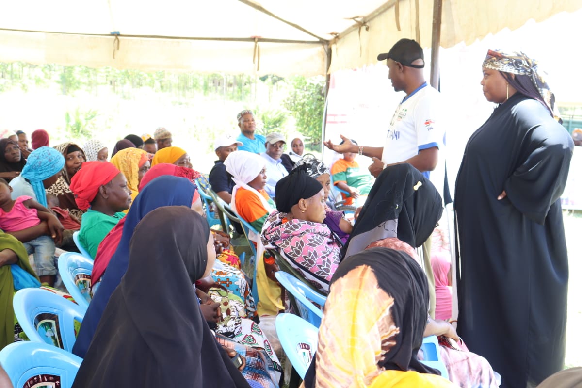 Marksafari2's tweet photo. Parents Moments.
Parents reflecting on their role as mothers and fathers of young boys and girls in ensuring that the young men and women grow to be resourceful and responsible adults.

#kataamimbazautotoni
#sambasportscares
#SharedFutures

@Samba4Youth @salim_deko @OmariMatano https://t.co/nZuuHFXmeU