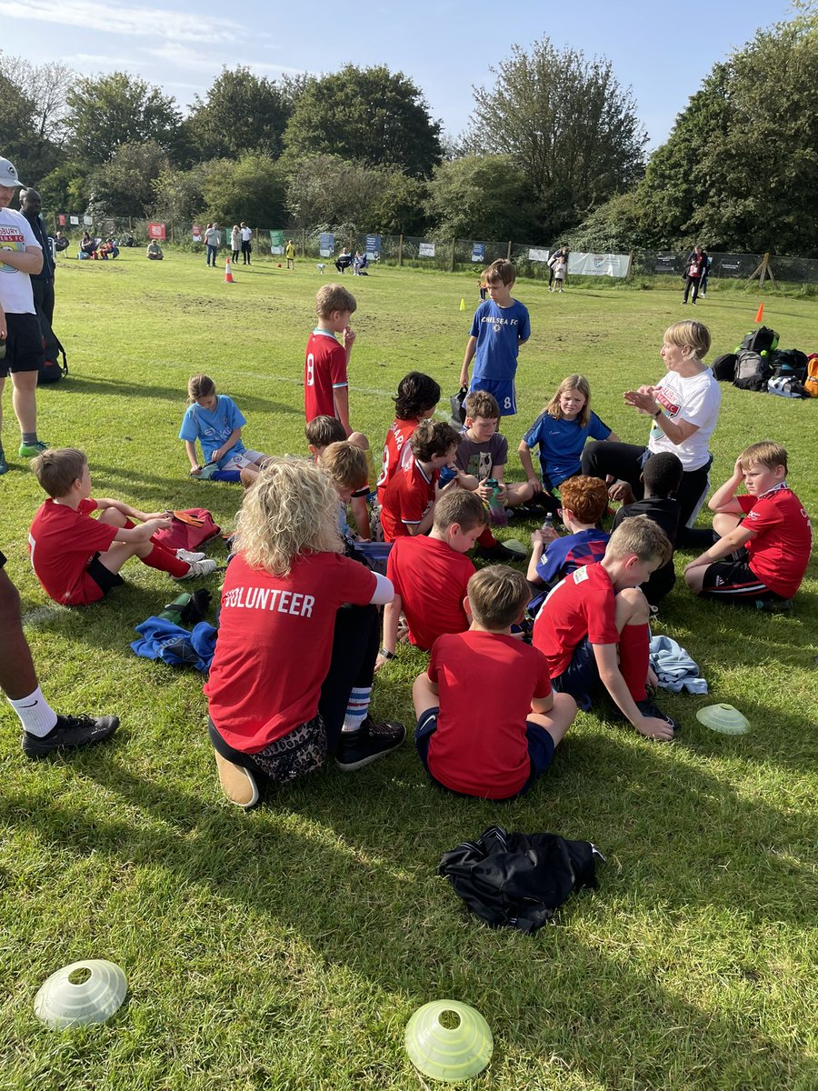 Ongelofelijk genieten <a href="/Salisburyrovers/">Salisbury Rovers FC</a> met <a href="/nhermans88/">Niek Hermans</a> waar kinderen zelf richting geven aan hun voetbalactiviteiten.