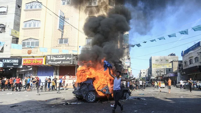 3CatInfo's tweet photo. 🔴 En directe: Alguns palestins han començat a fugir de casa per por de les represàlies d'Israel després de l'atac https://t.co/IzfBLhqp1p https://t.co/aHAgAh2PBR