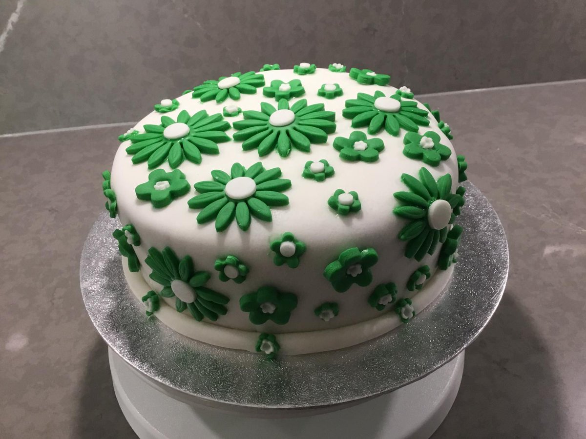 CamdenTories's tweet photo. Delightful MacMillan coffee morning with Camden Conservatives. Raised funds for @macmillancancer! Every penny makes a difference. 🍰☕ Special thanks to Susan Lee for the MacMillan-colored cake raffle prize. 🎂🤝 #SupportingMacMillan https://t.co/G13LLuIQ2B