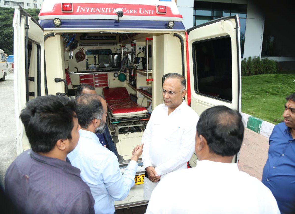 ತುರ್ತು ಸಂದರ್ಭಗಳಲ್ಲಿ ಸಾರ್ವಜನಿಕರಿಗೆ ಆ್ಯಂಬುಲೆನ್ಸ್  ವೇಗವಾಗಿ, ಉತ್ತಮ ಸೇವೆ ನೀಡುವಲ್ಲಿ ಮಹತ್ವದ ಪಾತ್ರ ವಹಿಸುತ್ತದೆ. 

ಇಂದು ಆರೋಗ್ಯ ಸೌಧದಲ್ಲಿ  CISCO ರವರ ಅತ್ಯಾಧುನಿಕ ತಂತ್ರಜ್ಞಾನಗಳನ್ನು ಒಳಗೊಂಡ ವೆಂಟಿಲೇಟರ್, ವಿಡಿಯೋ ಮಾನಿಟರ್,  ಸೂಪರ್ ಸ್ಪೆಷಾಲಿಟಿ  ಆ್ಯಂಬುಲೆನ್ಸ್ ಅನ್ನು ಪರಿವೀಕ್ಷಿಸಿ, ಸಂಪೂರ್ಣ ಮಾಹಿತಿ ಪಡೆದೆ.

ರಾಜ್ಯದ