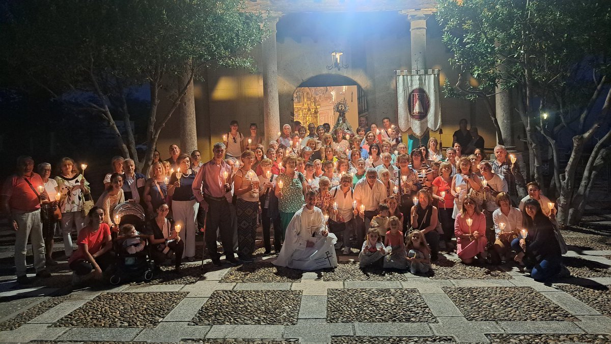 archiValladolid's tweet photo. En la víspera de la fiesta de Ntra Sra del Rosario,  un centenar de feligreses de la @asuncionntrasra de #LagunadeDuero celebraron la Misa y un Rosario de velas por los alrededores de la ermita. En la primera vez que se realizaba este evento, la Virgen lució un manto de 1905😊 https://t.co/NLPT5CuuKw