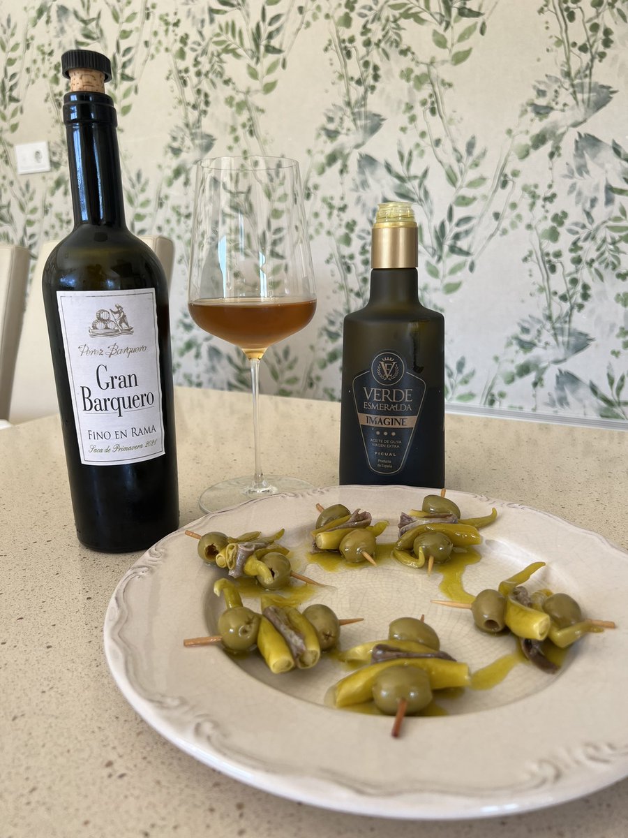 Las Vermú O’Clock en Chez Robles. Fantásticas estas gildas de <a href="/anchoashazas/">Anchoas Hazas</a> . Yo prefiero hacerlas, la verdad, aunque estas son realmente buenas. Una suerte para Asturias.