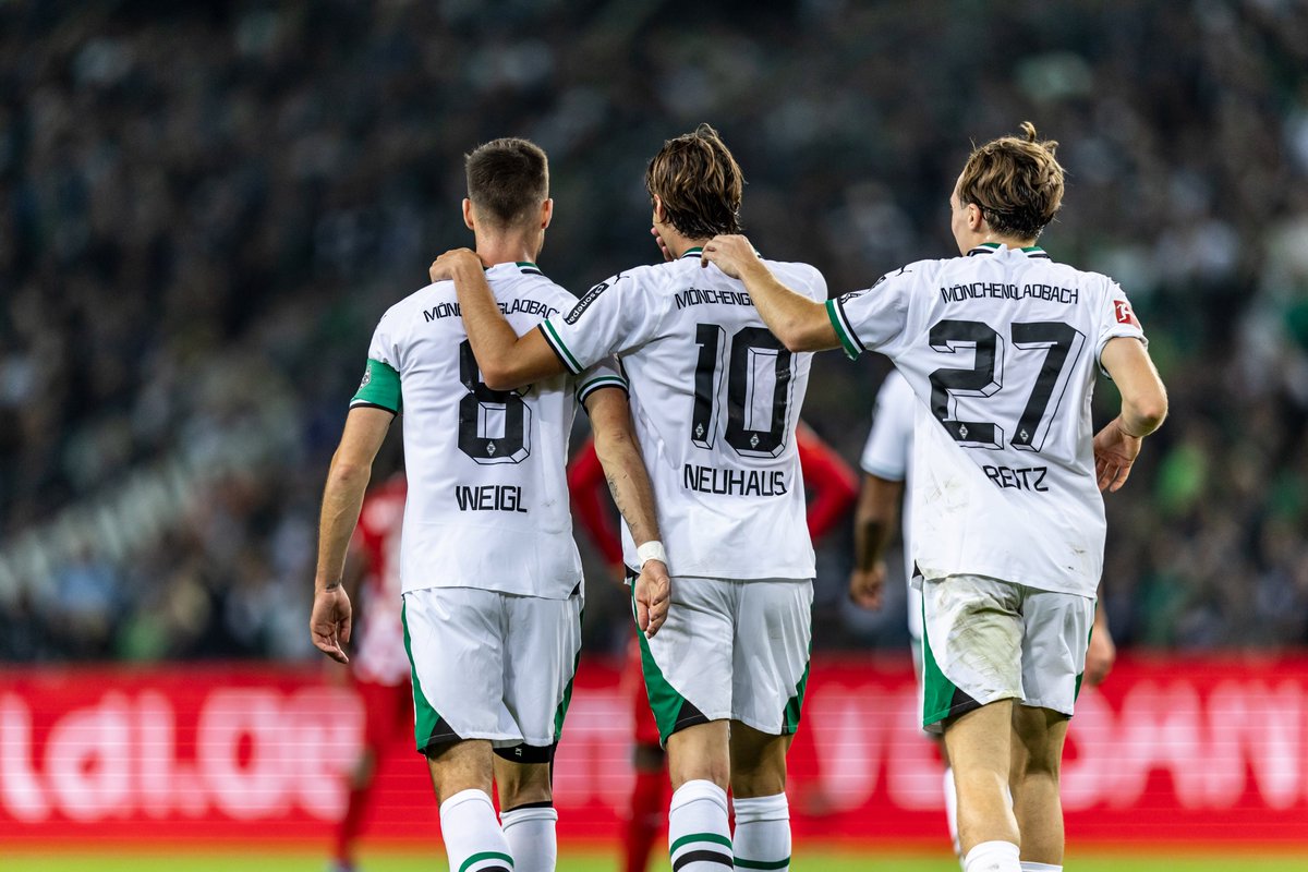borussia's tweet photo. Mittelfeld Trio ⚠

#dieFohlen I @JuWeigl https://t.co/D0LOHsuX2s