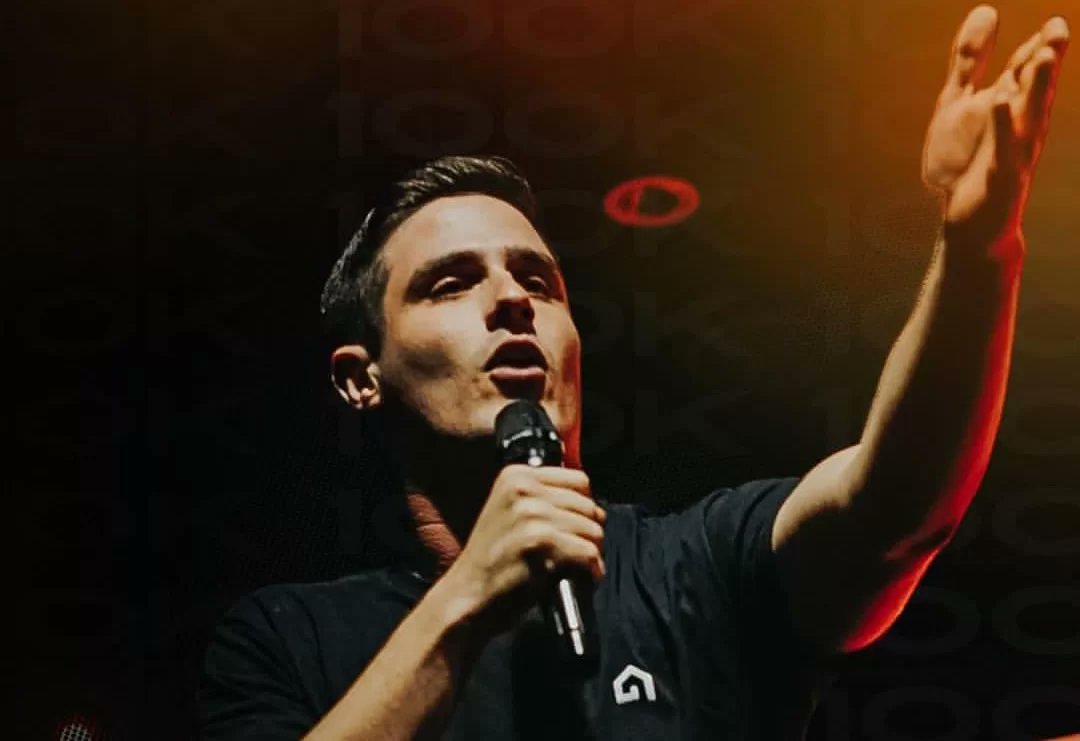 Metropoles's tweet photo. ➡️Influencer evangélico é preso acusado de estuprar três fiéis em SP

Victor Bonato, do “movimento” evangélico Galpão, em Alphaville (SP), é acusado de usar influência religiosa para forçar sexo com fiéis.

Leia: https://t.co/LmgaiTZoCv https://t.co/XfLisijAGN