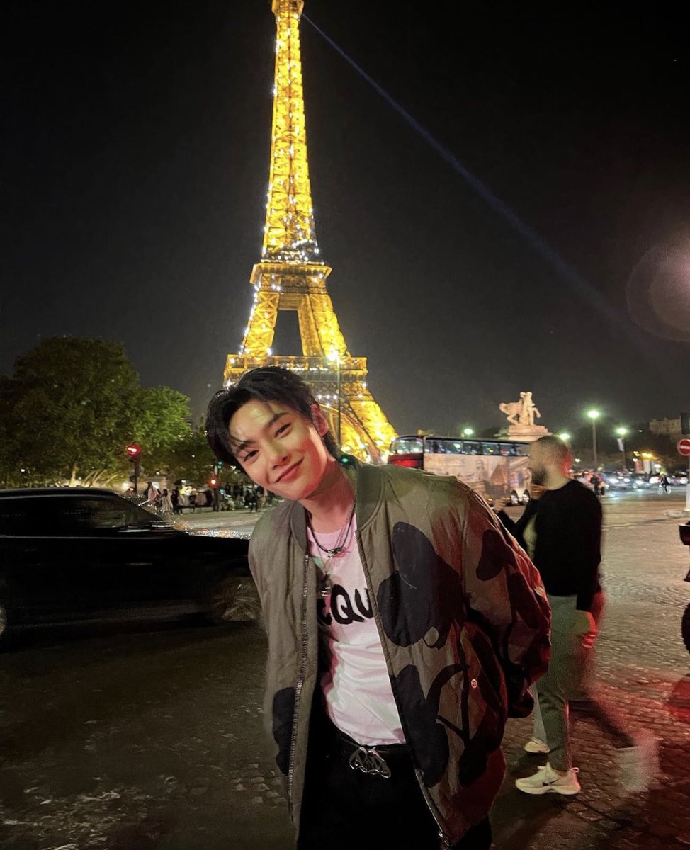 inniefavz's tweet photo. quem é a torre eiffel perto do monumento que é o yang jeongin https://t.co/wxHf8RI4N1