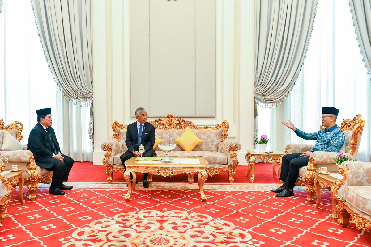 erickthohir's tweet photo. Hari ini saya diterima oleh Seri Paduka Yang di-Pertuan Agong Al-Sultan Abdullah Ri’ayatuddin Al-Mustafa Billah Shah di Istana Negara Malaysia. Dalam kesempatan ini, sahabat baik saya Menteri Perdagangan Datuk Seri Utama Tengku Zafrul Aziz juga turut mendampingi. https://t.co/lgICmVh2zj