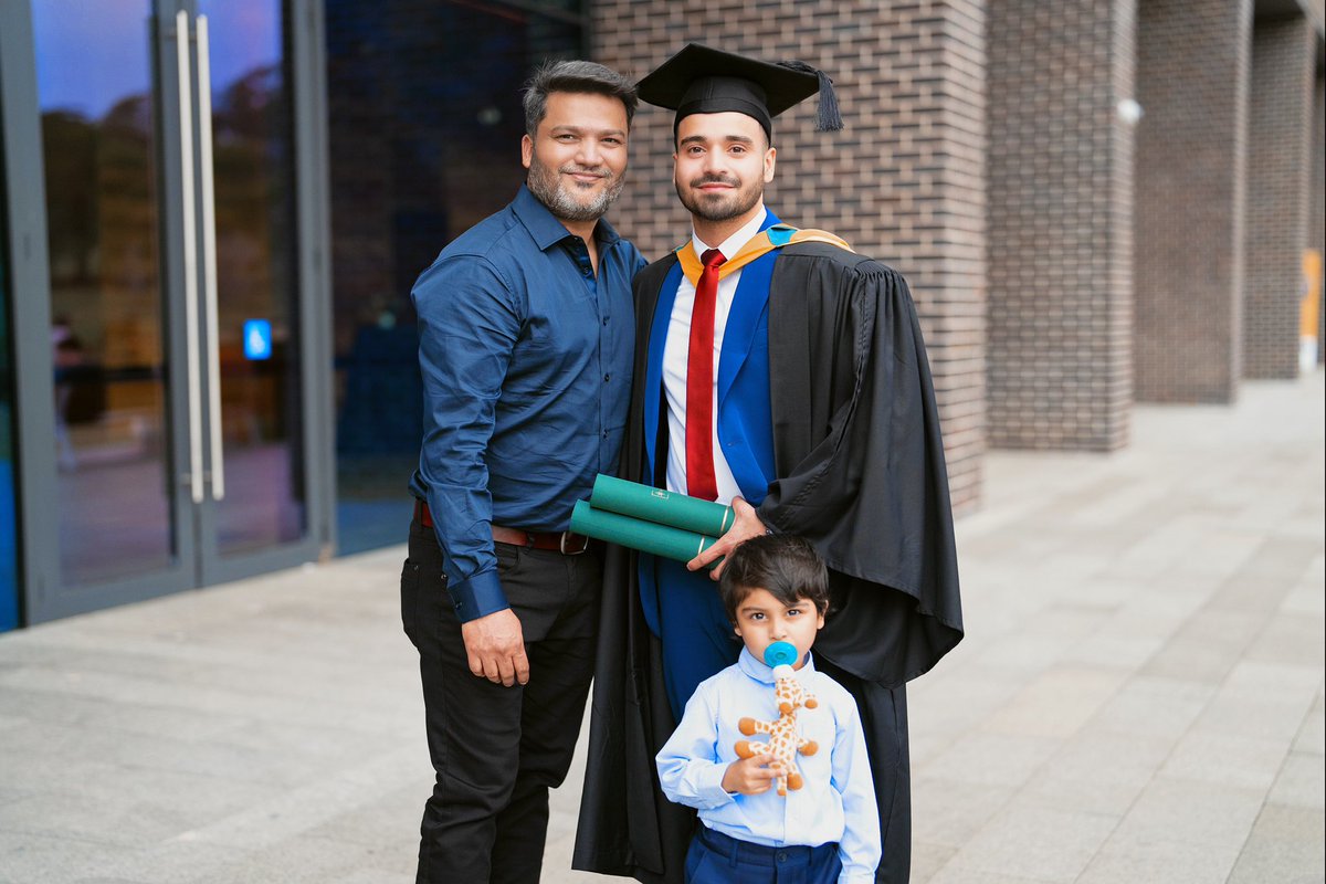alijeesarwar's tweet photo. Your loved ones play an instrumental role in maintaining your motivation throughout each stage of your journey towards your goals.

Shukr Alhumdulilah for them ❤️

#mqalumni #mymq #macquarieuniversity #graduation https://t.co/LEEmMIG1n1