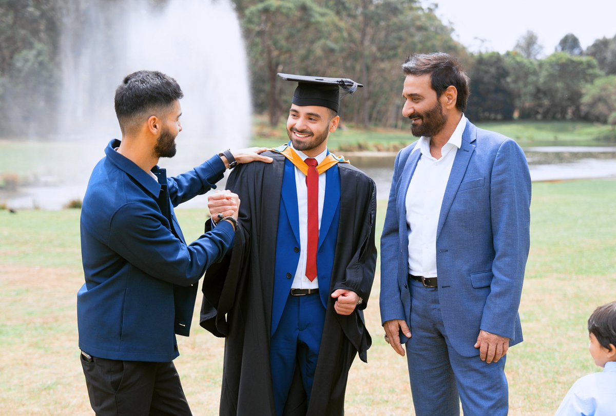 alijeesarwar's tweet photo. Your loved ones play an instrumental role in maintaining your motivation throughout each stage of your journey towards your goals.

Shukr Alhumdulilah for them ❤️

#mqalumni #mymq #macquarieuniversity #graduation https://t.co/LEEmMIG1n1