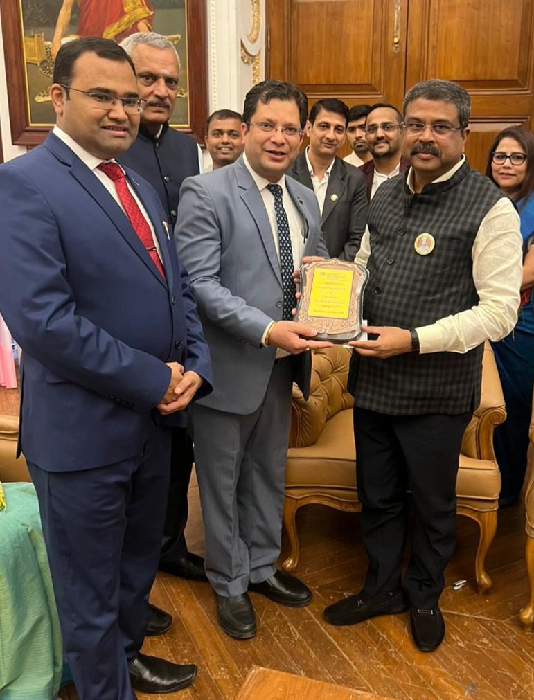 icsi_cs's tweet photo. #ICSI delegation led by CS Manish Gupta met Shri Dharmendra Pradhan,Hon'ble Minister of Education &amp; Skill Development &amp; Entrepreneurship to apprise him about the activities of the Institute &amp; the important role played by #CS in nation building @g20org @dpradhanbjp @EduMinOfIndia https://t.co/BmpXLVII68