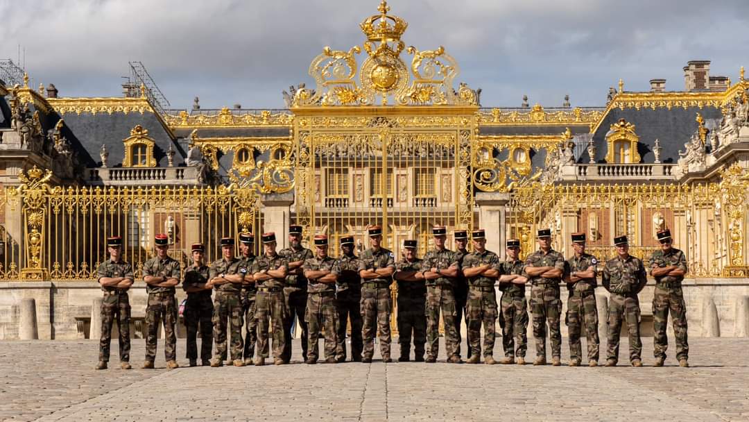 LegionEtrangere's tweet image. Séminaire de commandement à Versailles pour les chefs de service et les commandants d'unité du #2REG : Royal !
#VieDeLegionnaire