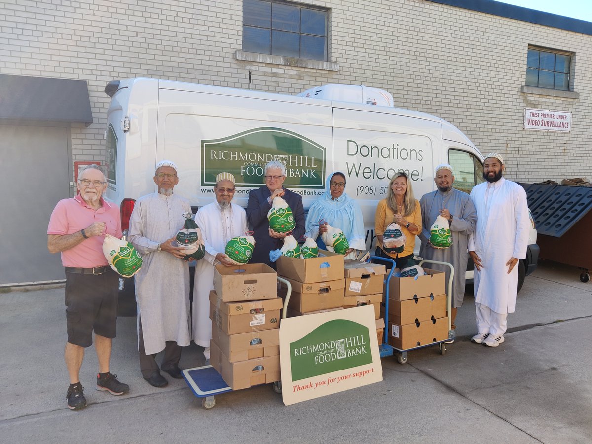 Bohras_Canada's tweet photo. Happy #CanadianThanksgiving! Continuing our annual tradition the @Dawoodi_Bohras of #Toronto were proud to donate turkeys to the @RHFoodBank and @thescottmission for families in need. Thank you Mayor @DavidWestRH for joining us in support of a more #InclusiveRH!
#GiveWhereyouLive https://t.co/qQF24srNVc