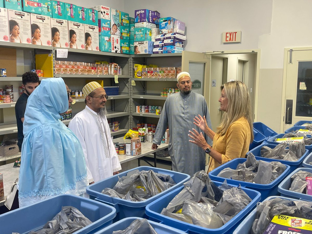 Bohras_Canada's tweet photo. Happy #CanadianThanksgiving! Continuing our annual tradition the @Dawoodi_Bohras of #Toronto were proud to donate turkeys to the @RHFoodBank and @thescottmission for families in need. Thank you Mayor @DavidWestRH for joining us in support of a more #InclusiveRH!
#GiveWhereyouLive https://t.co/qQF24srNVc