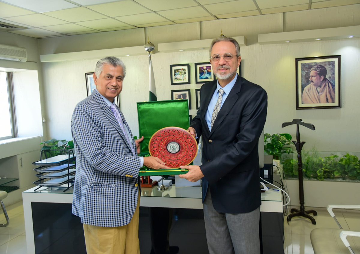 PTANews_'s tweet photo. A productive meeting was held between Pakistan's Federal Minister for Information & broadcasting, @murtazasolangi and Turkiye's Ambassador H.E. Mehmet Paçaci. Various areas of cooperation, including our historic & fraternal ties, were discussed. #Diplomacy
#TwoStatesOneNation🇵🇰🇹🇷 https://t.co/YsmG1f2zET