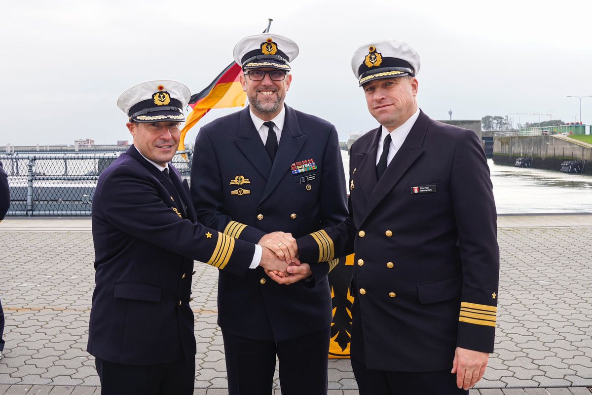 deu_flotilla2's tweet photo. … und dann das Kommando über #Fregatte HAMBURG von #Fregattenkapitän Jan Fitschen übernommen … Insofern, herzlichen Glückwunsch &amp; alles Gute auf dem #Waffensystem #F124 👍 FKpt Fitschen einen großen Dank sowie Glückwunsch zu dieser sehr erfolgreichen Zeit auf HAMBURG🫡 …
(2/3) https://t.co/msfIKqM0w7