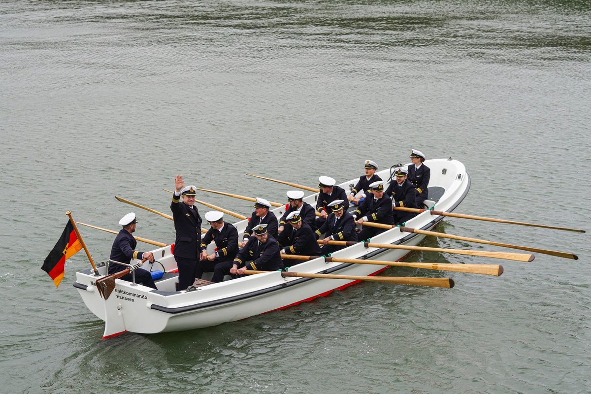 deu_flotilla2's tweet photo. … und dann das Kommando über #Fregatte HAMBURG von #Fregattenkapitän Jan Fitschen übernommen … Insofern, herzlichen Glückwunsch &amp; alles Gute auf dem #Waffensystem #F124 👍 FKpt Fitschen einen großen Dank sowie Glückwunsch zu dieser sehr erfolgreichen Zeit auf HAMBURG🫡 …
(2/3) https://t.co/msfIKqM0w7