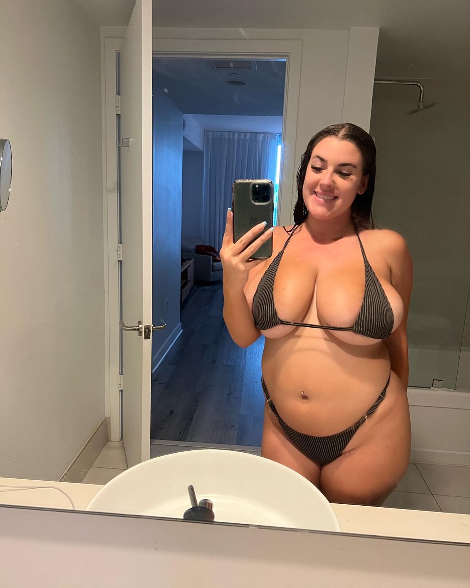 ClubMomx's tweet photo. Do i look hot?

#beach #beachlife https://t.co/zRSeJbYjN1