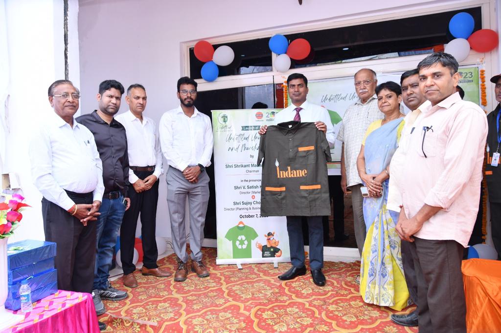 Karnal_AO_IOCL's tweet photo. Launch of #unbottled_uniform for deliverymen done by CMD IOCL. Simlaltantously, DLH KIDO presented uniforms to the deliverymen at Nilokheri Gas Service, karnal. #Go_Green @DirMktg_iocl @ManojGu10100891 @IndianOilcl @DelhiIocl https://t.co/icS40zhG45