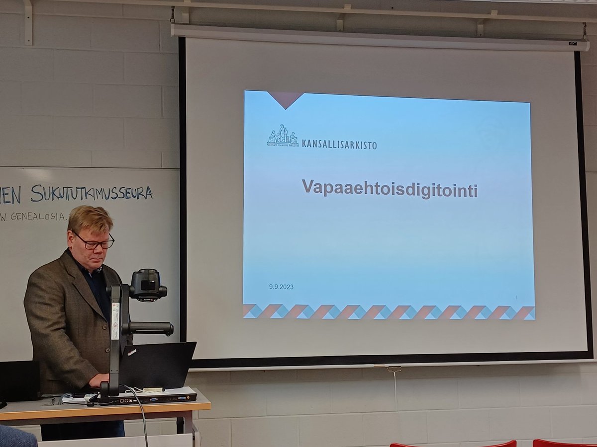 .@Kansallisarkist'on #vapaaehtoisdigitointi'n esittely alkamassa Kuulutko sukuuni -tapahtumassa #Vantaa'lla. Jos et ole paikalla mutta voisit osallistua, lue tämä ja ilmoittaudu meille kyselyn kautta: kansallisarkisto.fi/-/vapaaehtoisd… Työtä itselle ja tuleville sukupolville! Tervetuloa!