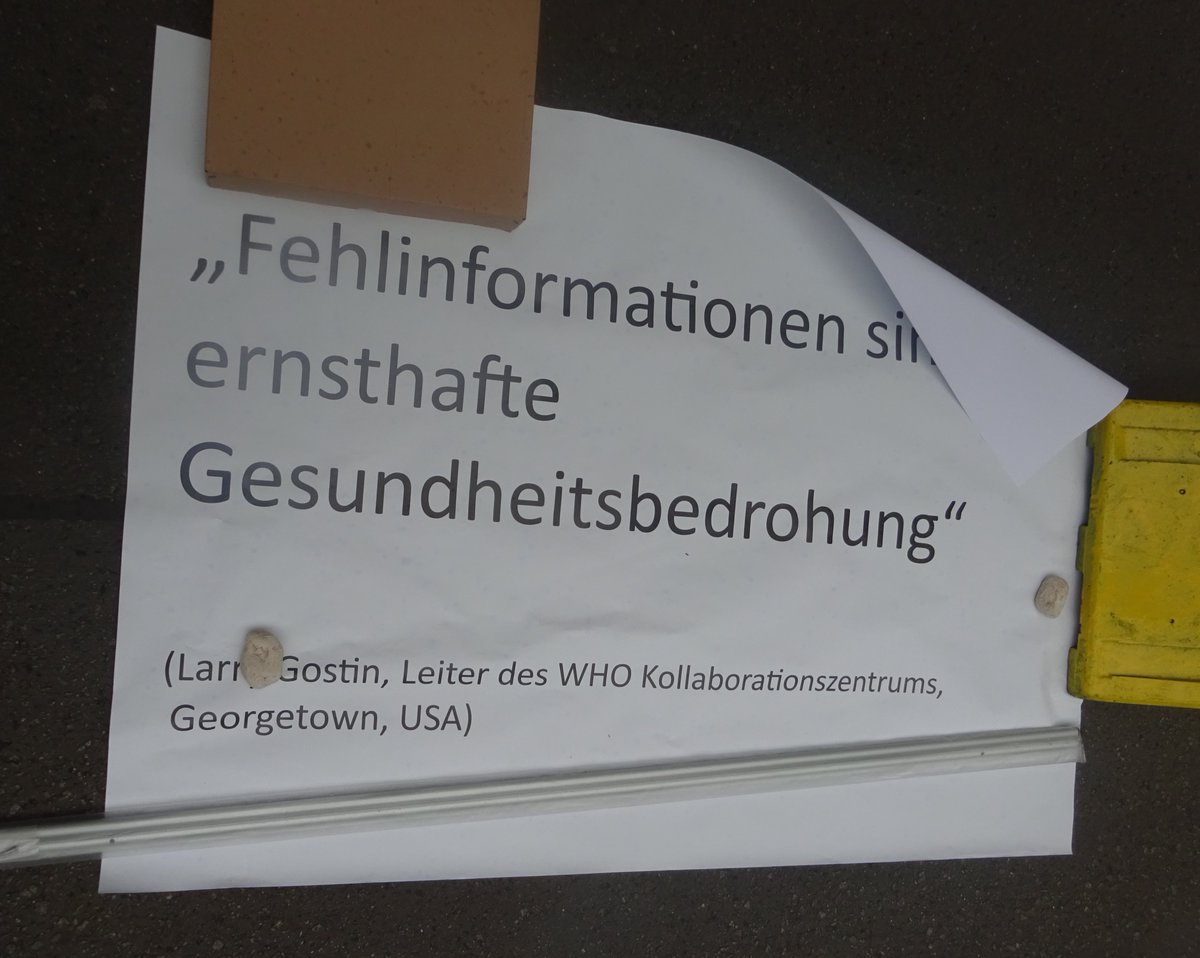 #b0710 #fckQuerdenken #FCKdieBasis
[1/2] 'Corona-Pressespiegel' (#GalerieDesGrauens) in der Maaßenstraße am #Winterfeldplatz in #Schöneberg.
#BodoSchiffmann #JavidKiste #HeinrichFiechtner & Co als Beleg. Außenwirkung nicht vorhanden aber leider Flyer auf dem Markt verteilt.