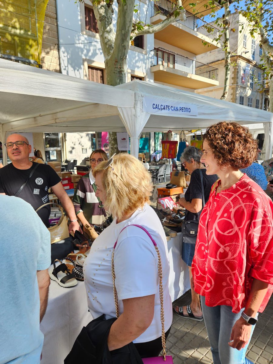 PPdeMallorca's tweet photo. 🛍️ La consellera electa del @ConselldeMca, @margasc73; i la diputada @PocoviSamp10125, amb els regidors i membres del @ppsapobla a la Fira de les Oportunitats del municipi https://t.co/twci4qfB7o