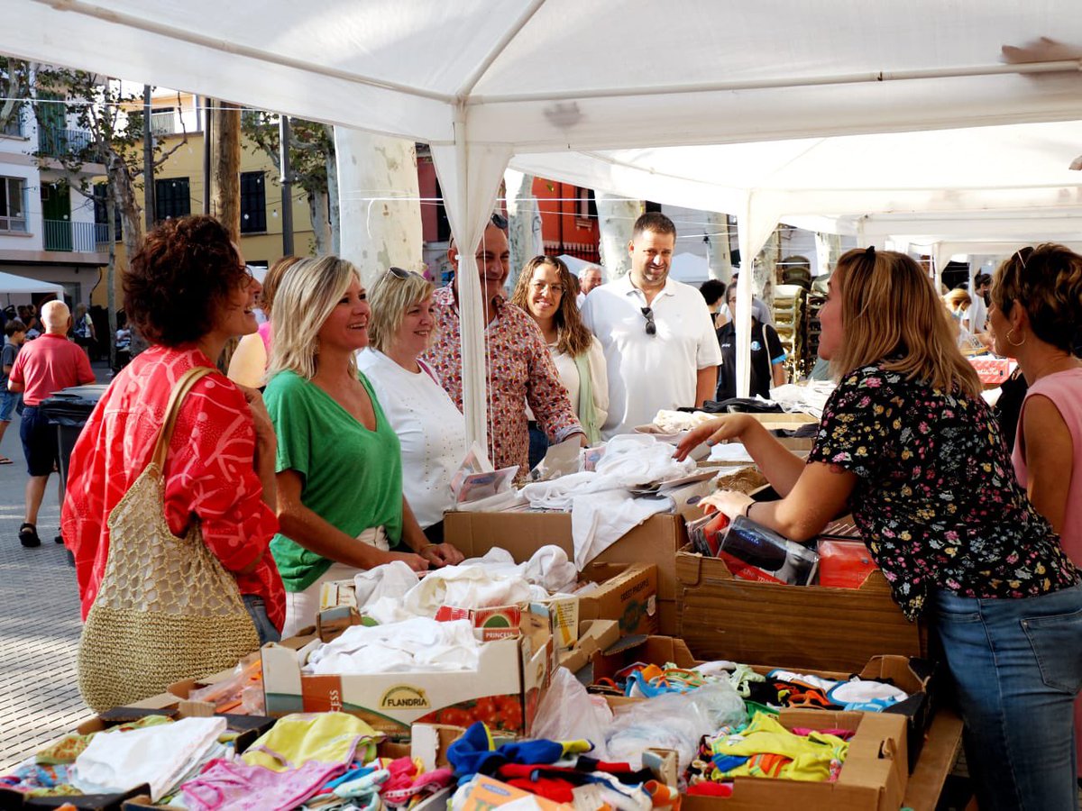 PPdeMallorca's tweet photo. 🛍️ La consellera electa del @ConselldeMca, @margasc73; i la diputada @PocoviSamp10125, amb els regidors i membres del @ppsapobla a la Fira de les Oportunitats del municipi https://t.co/twci4qfB7o