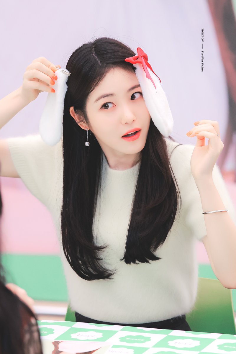 231007 #신예은 #ShinYeeun 

저 이분 어디서 많이 본 것 같아요 💙💜