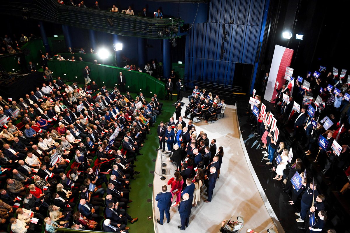 pisorgpl's tweet photo. Premier, Prezes PiS J. Kaczyński w Białymstoku: Proszę, aby namawiać innych do pójścia na wybory i do głosowania na listę Prawa i Sprawiedliwości. Apeluję, aby pójść na referendum i zagłosować w nim 4 x NIE. Proszę o aktywność do ostatniego dnia kampanii, ponieważ nasze trzecie zwycięstwo jest szansą dla Polski. Zwyciężymy!#BezpiecznaPolska