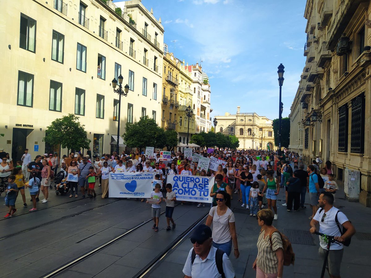 Codapa_and's tweet photo. Gran movilización organizada por @fampasevilla reivindicando los derechos del alumnado con necesidades especiales ✨ https://t.co/gosBwahjUx