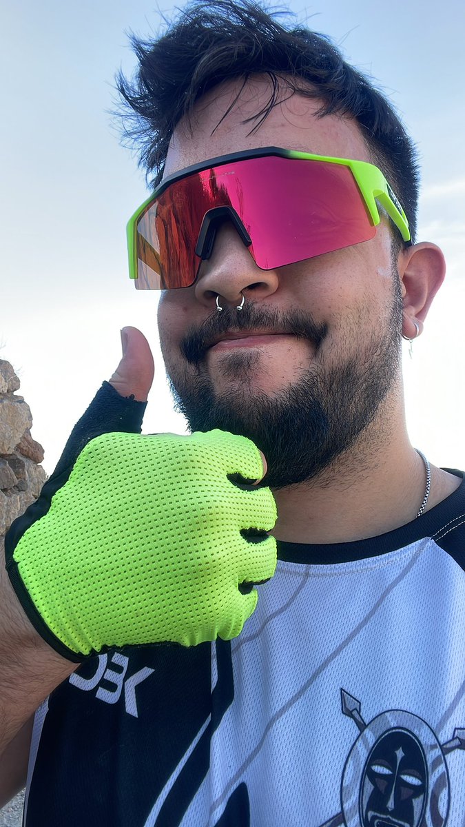 La camiseta de @Zulu__eSports vale tanto para tryhardear 10 horas en rankeds, como para hacer deporte y sudar como un cerdo👍🏽