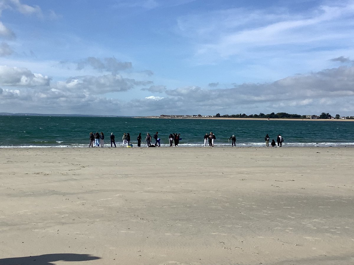 LEHgeog's tweet photo. U4s from @LEHSchool visited West Wittering with @chichesterharbo to see longshore drift &amp; collect primary data. Gaining vital geographical skills &amp; returning with sandy toes &amp; windswept hair! 🌍 🏖️ 🌊 #lehschool #lehgeography #welovefieldtrips #outdoorlearning #sandytoes https://t.co/qRPuNvQfN0