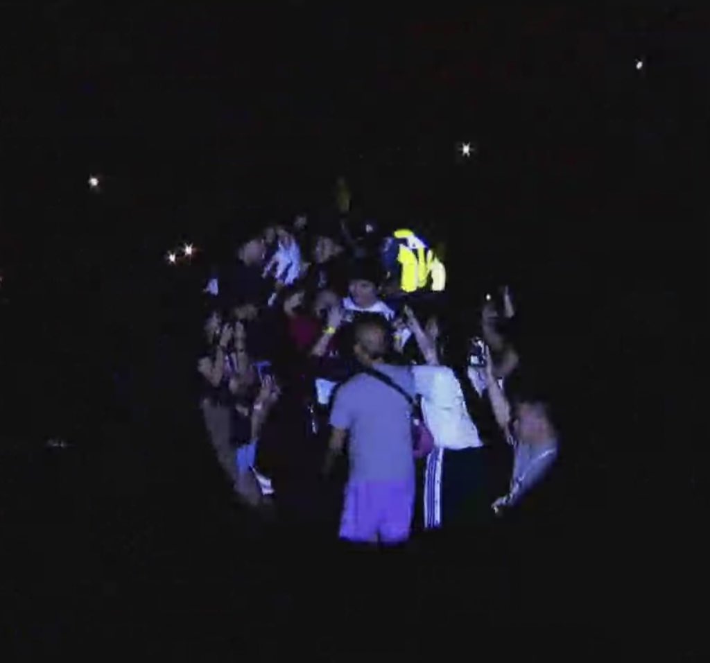 pinagkaguluhan si dj, the star of the night 😭

DJ FORDawin
#TeamDANIEL