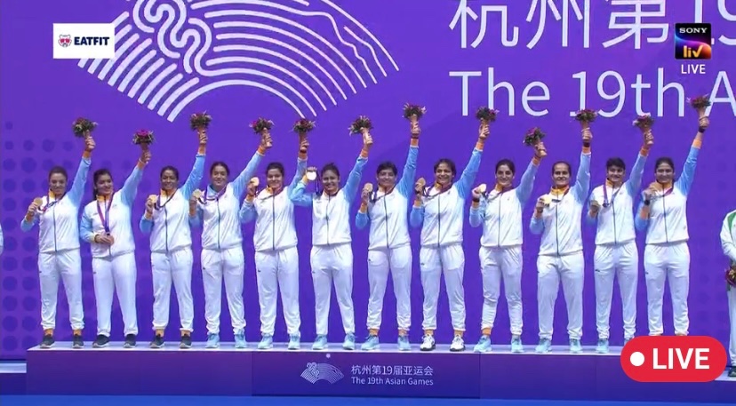 KanwariaSimran's tweet photo. Congratulations to the Kabaddi Women's team on their historic Gold win at the #Asiangames 🇮🇳🥇😍
100th medal for #TeamIndia 🇮🇳🫡
Well played 👏😍Great team spirit 👏👍 So proud 😎❤️
#Kabaddi 
#Asiangames 
#Cheer4India https://t.co/puzQIYWbRz