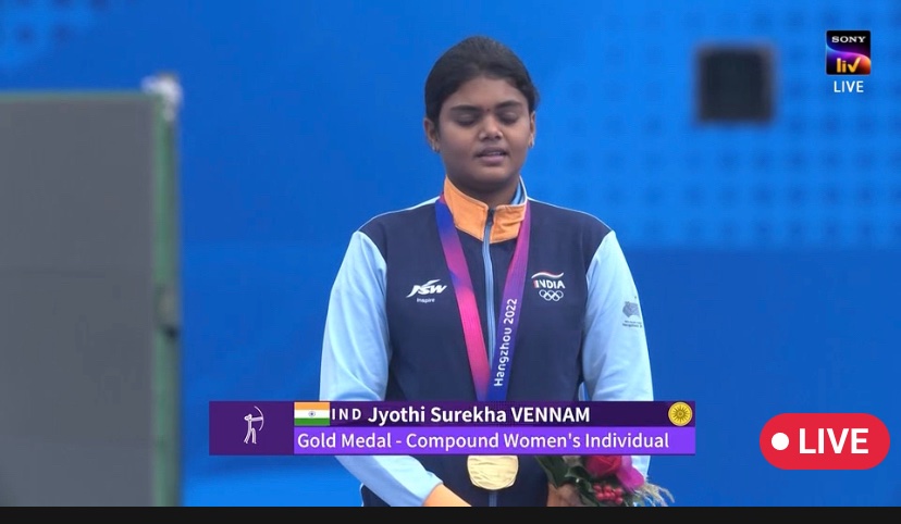 KanwariaSimran's tweet photo. Congratulations to our archers🇮🇳👏for winning medals in Compound Individual events #Archery 
GOLD by Jyothi and Ojas🥇👏
SILVER by Abhishek 🥈👏
BRONZE by Aditi 🥉👏
Extraordinary performances by them 👏😍Proud moment for us #TeamIndia 🇮🇳🫡
#Archery 
#AsianGames2023 
#Cheer4India https://t.co/P53NMNMZN0