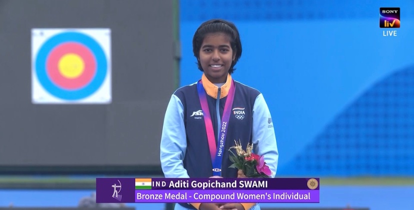 KanwariaSimran's tweet photo. Congratulations to our archers🇮🇳👏for winning medals in Compound Individual events #Archery 
GOLD by Jyothi and Ojas🥇👏
SILVER by Abhishek 🥈👏
BRONZE by Aditi 🥉👏
Extraordinary performances by them 👏😍Proud moment for us #TeamIndia 🇮🇳🫡
#Archery 
#AsianGames2023 
#Cheer4India https://t.co/P53NMNMZN0
