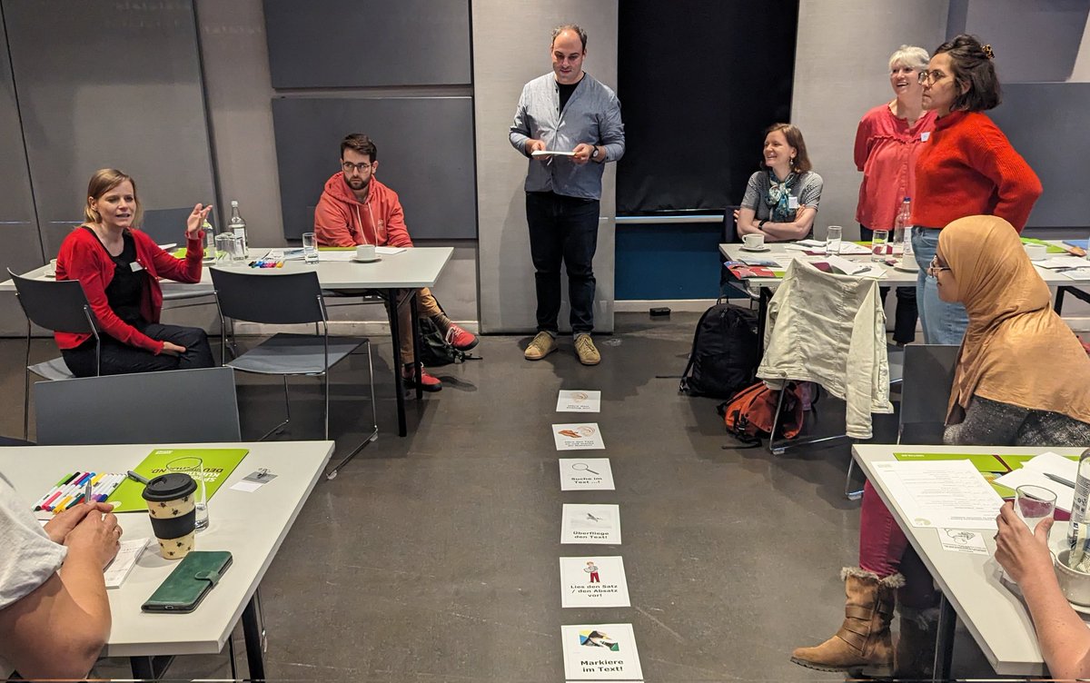 FrauVonRonn's tweet photo. #goetheinstitut_London #teachinggerman Using the target language in the classroom... flashcards for instructions: I ❤️ the idea of photographing the students/classes or using their own drawings for bespoke flashcards! Better understanding & sense of ownership 😍 @mfltwitterati https://t.co/KY3aTP4TyL