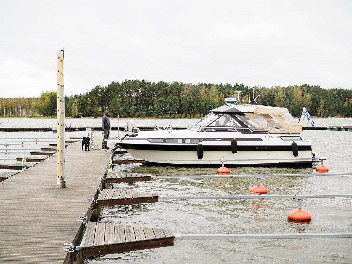 #veneilykesä2023 on siirtoajoa vailla taputeltu ja norjalainen vanharouva pääsee ansaitsemilleen talviunille. Ilmeisesti melko rapsakat syystuulet eivät ole houkutelleet muita veneilijöitä merimaisemia ihastelemaan. 💙  

#skandboats #visitmathildedal #visitsalo @salonkaupunki