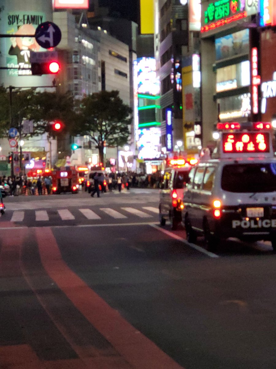 rio3705's tweet photo. 渋谷駅前が大騒ぎ
救急消防パトカーに公安？覆面パトも。マスコミのカメラ多数にヘリも飛んでる
通行止めだから人も車も大渋滞 https://t.co/ek1kxaH1jo