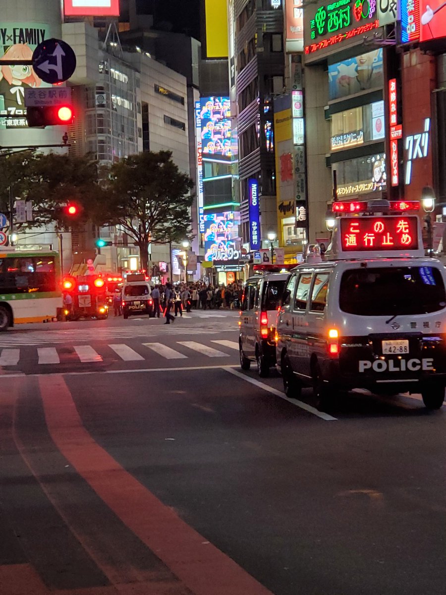 rio3705's tweet photo. 渋谷駅前が大騒ぎ
救急消防パトカーに公安？覆面パトも。マスコミのカメラ多数にヘリも飛んでる
通行止めだから人も車も大渋滞 https://t.co/ek1kxaH1jo