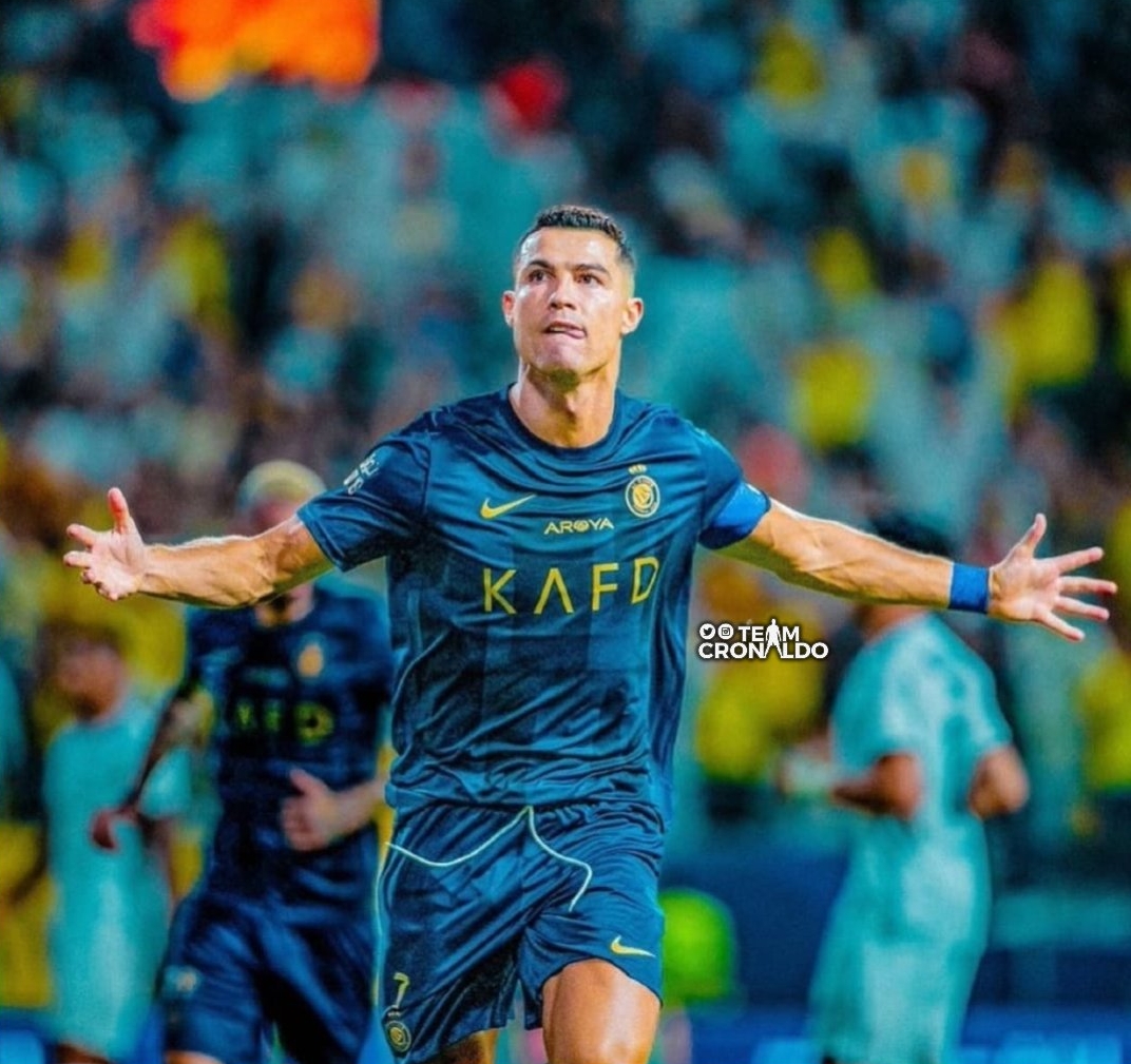 TeamCRonaldo's tweet photo. Messi's weakness : Heading

Mbappe's weakness : Free kicks 

Neymar's weakness : Physicality 

Halaand's weakness  : Long range shots

And there's a man who has  all of them as his strength 🐐 https://t.co/CO0UrBRMSO