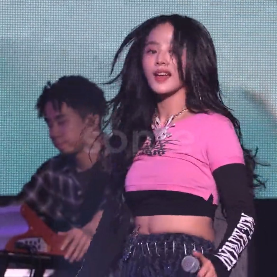 아니 민지 보는데 갑자기 뒤에 아라이가