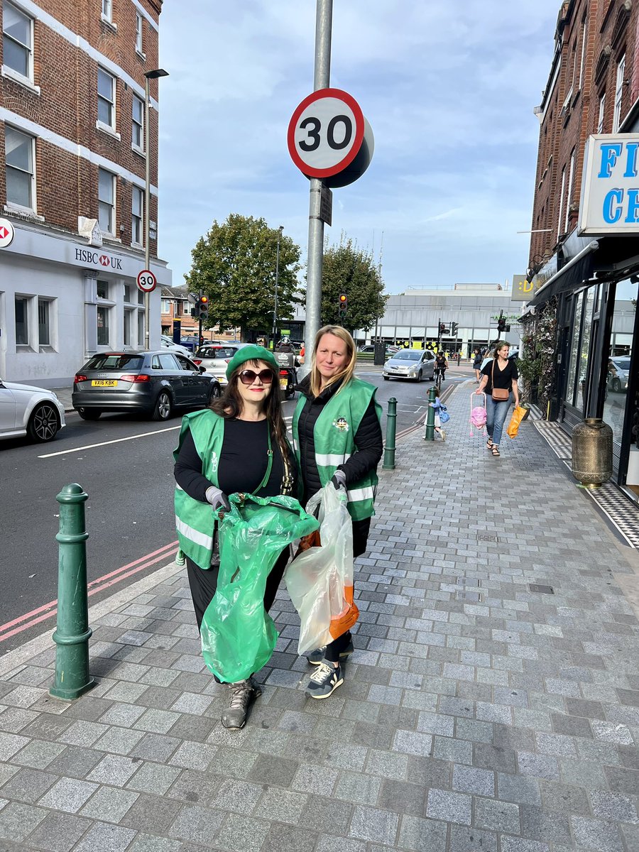 Productive morning picking up litter with Balham resident Fiona and the @BeautifyBalham team. <a href="/CllrDanHamilton/">Cllr Daniel Hamilton</a> and me frequently receive reports from residents about rubbish and fly-tipping in #Balham and #ClaphamSouth. #environment <a href="/TeamLondonUK/">Team London</a> 🗑️♻️