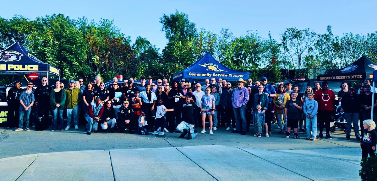 MonroePolicFire's tweet photo. Enjoyed a wonderful evening and fellowship this with our #monroemi faith based leaders and #community members.  #FaithAndBlue weekend. #BuildingPublicTrust. #cityofmonroe #FaithAndBlue2023 https://t.co/TZrSrQZRfv