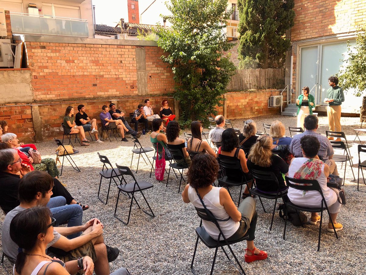 LaFatal_'s tweet photo. Continuem explorant formats i possibilitats.
Avui funció de #microteatre a càrrec de la companyia @CiaInhabitants.
Sensacional! https://t.co/AM2godOT0B