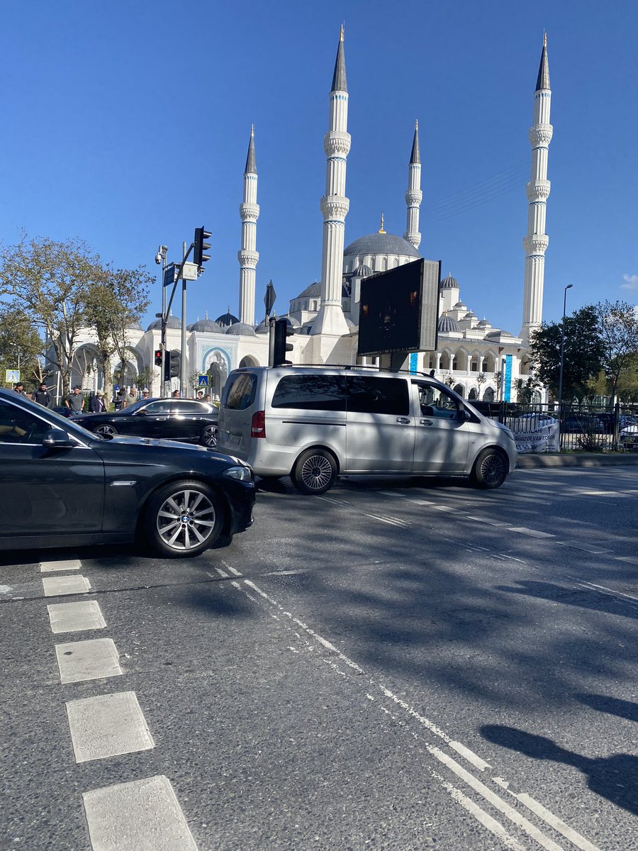 SultanCakmakc's tweet photo. Karşıya geçmek için ömrümden ne kadar gidicek ?? Yan artıkkkk insafsız.. https://t.co/9Km9jmKpWs