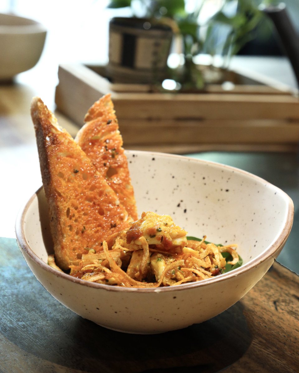 comorin_in's tweet photo. New season→ new dishes! 🤌🏼

We’re adding to the menu to mark the onset of the festive season! 💫

Seen here: Goan Prawn Balchao with Poi, Allahabadi Khasta with Dum Aloo and Masala Boondi, Tawa Crab with Anda Bhurji and Chilli Butter Toast, Masala Mutton Sambhar with Set Dosa https://t.co/po4Hg0DdPl