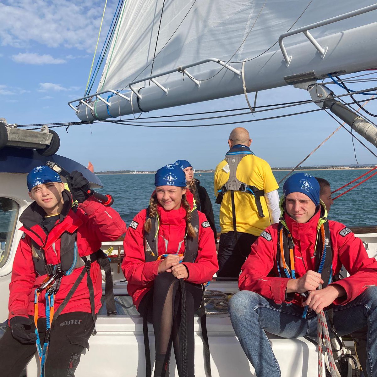 OYTSouth's tweet photo. Our crew from @BayHouseSchool and @BruneParkSchool working hard in the race #CSSR23 (but with Mexican waves and ice lollies along the way).
https://t.co/FVBRbUVHUE https://t.co/qFNJWL1zCd