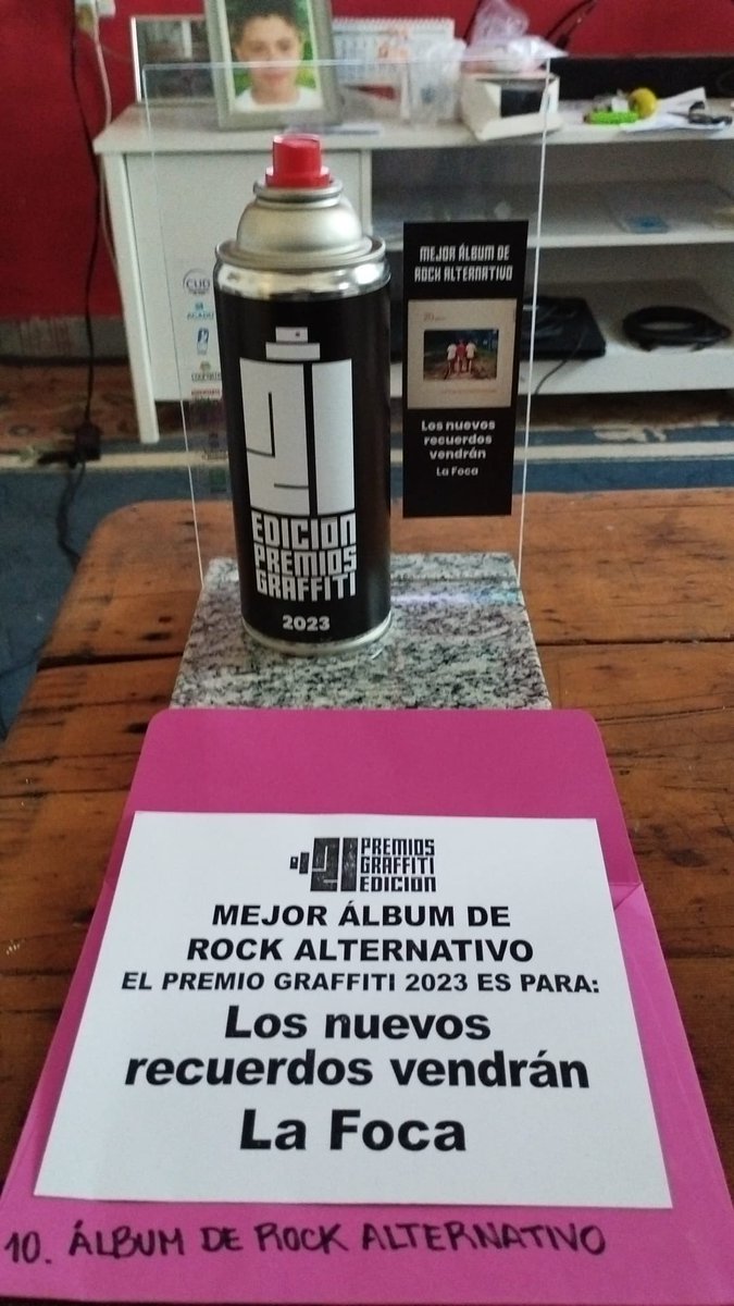 unafocaalnegro's tweet photo. “Los nuevos recuerdos vendrán” obtuvo el galardón como Mejor Álbum de Rock Alternativo en @PremiosGraffiti. Muchas gracias en particular al jurado, a los compañeros de terna y a la barra que acompaña hace 30 años. Para @Fubolverda 🖤❤️ https://t.co/3s0VGsmOLh
