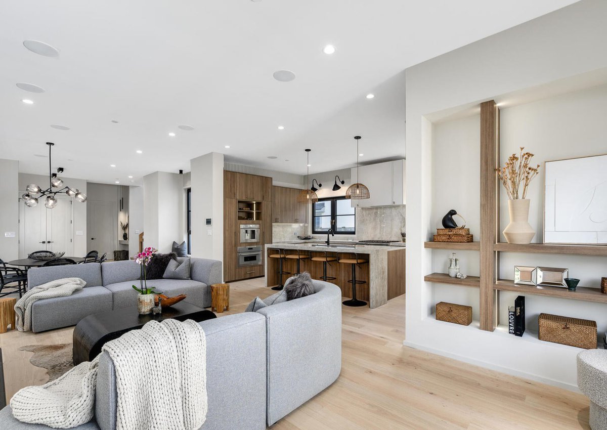 This stunning Glencoe home boasts an open layout, main floor primary suite, and an abundance of natural light. ✨ See more: bit.ly/3rz1jwT 
----
399 Woodlawn Avenue Glencoe, Illinois 60022
Offered for: $2,199,999
Listed by: <a href="/SergioBanks/">The Sergio & Banks Group</a>  &amp; <a href="/kingasiek/">kingers</a>  
#glencoeillinois